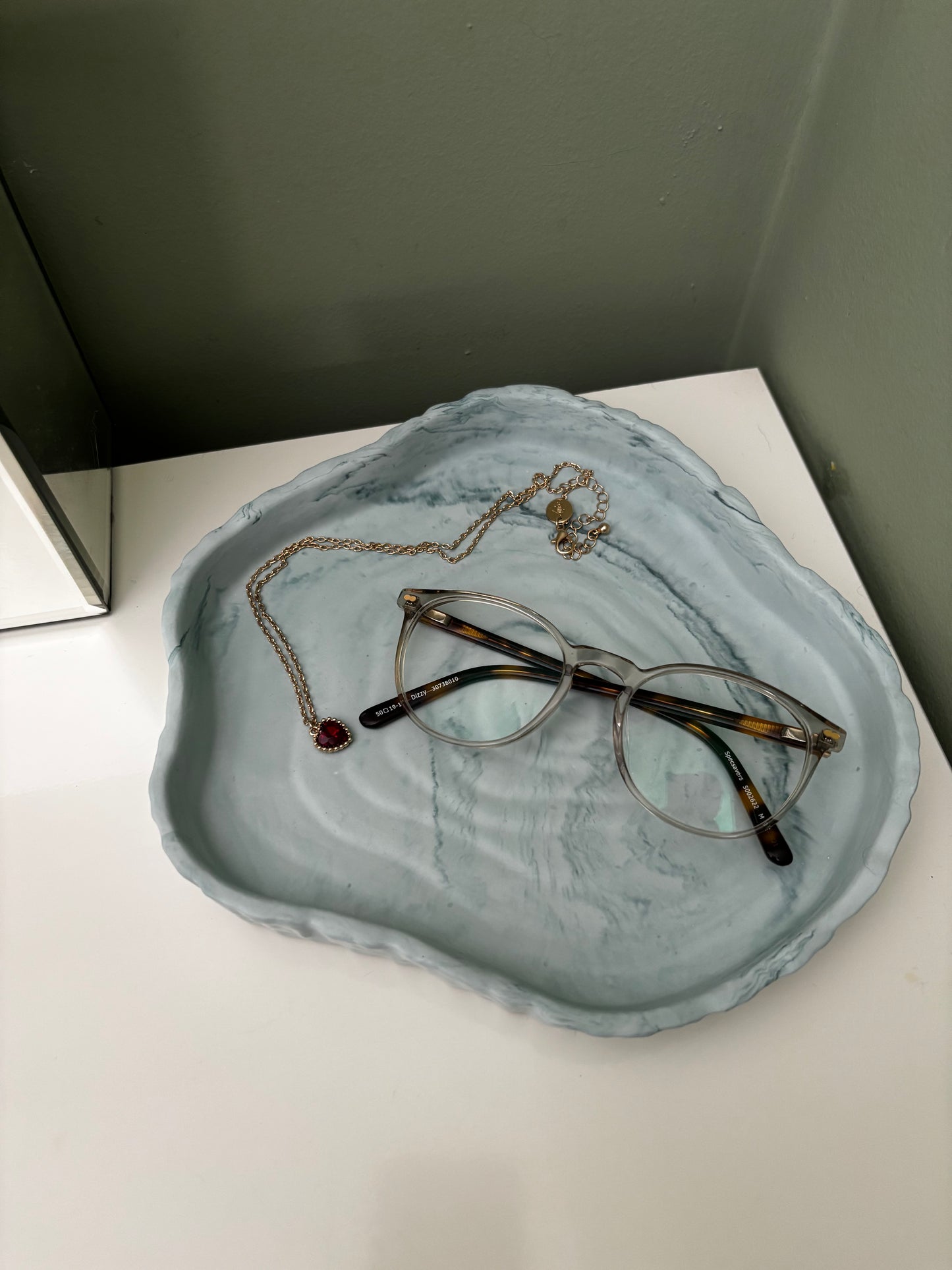 ocean curved tray with glasses