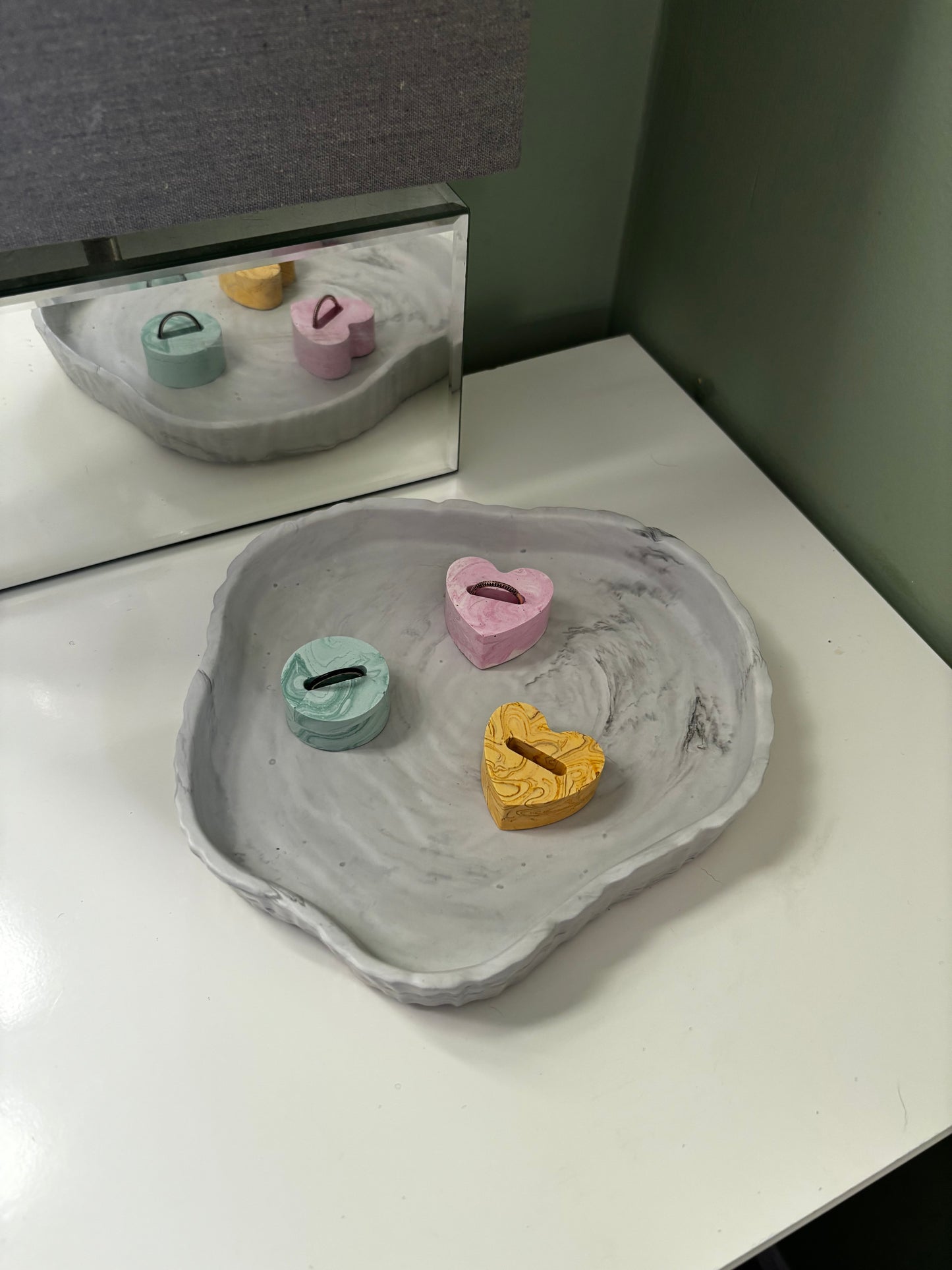 Display of ring holders on tray